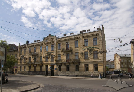 Вул. Руставелі, 8-8а. Вид на головний фасад з пл. Петрушевича