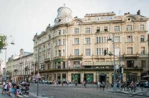 Пл. Міцкевича, 6/7 – житловий будинок з офісними приміщеннями і клубом