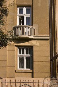 Вул. Паркова, 14. Крайні вікно і балкон на головному фасаді (1-2 поверхи)