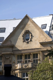 Вул. Новаківського, 8. Фронтон на головній композиційній осі фасаду