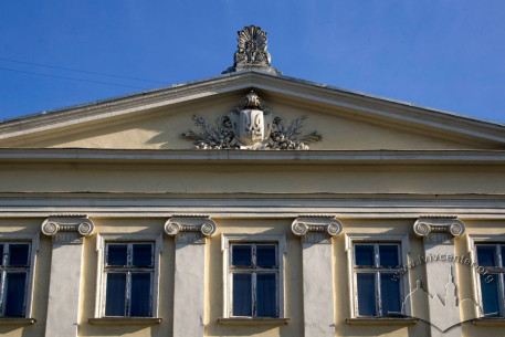 Вул. Винниченка, 14-16. Фронтон над центральним пристінком