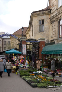 Пл. Галицька, 10. Вхід на Галицький ринок зі сходу від палацу
