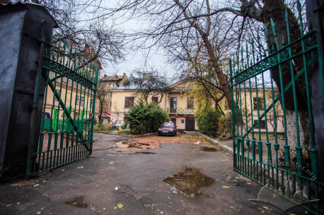 Вул. Зелена, 24. Брама на територію колишнього палацу і вид на його головний фасад