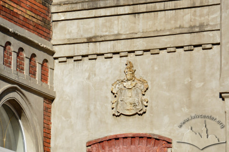 Vul. Hlibova, 12. A coat-of-arms above balcony doors on the villa's main facade