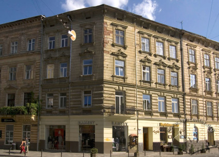 Pl. Henerala Hryhorenka, 1a. An overall view