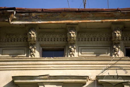 Pl. Henerala Hryhorenka, 1a. Entablature