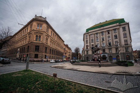 Pl. Henerala Hryhorenka, 3.