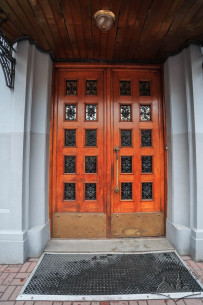 Pl. Henerala Hryhorenka, 3. The main entrance door