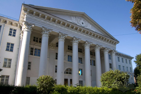Vul. Pekarska, 50. Portico in the center of the principal facade