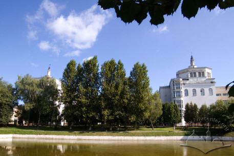 Vul. Pekarska, 50. A view from the south