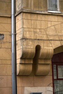 Vul. Bohomoltsia, 2. Corbels supporting the bay window on the western facade