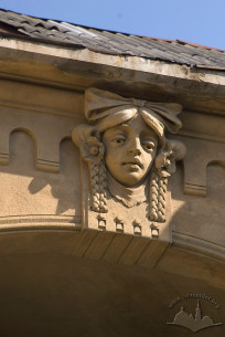 Vul. Bohomoltsia, 7. Mascaron above the loggia