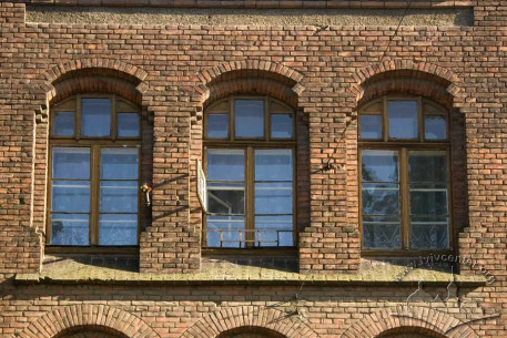 Vul. Bandery, 11. 3rd storey windows on the principal facade