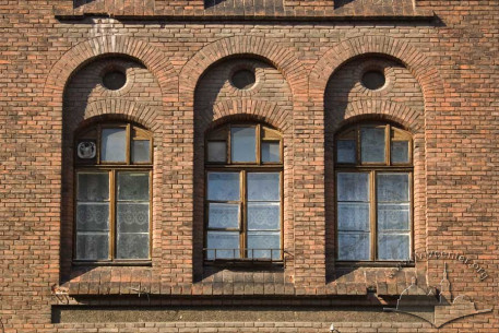 Vul. Bandery, 11. 2nd storey windows on the principal facade