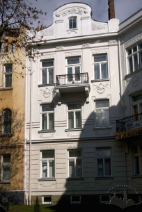 Vul. Bohomoltsia, 9. A part of the facade