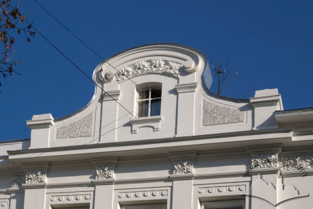 Vul. Bohomoltsia, 11. Attic above the main facade