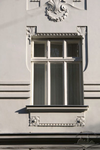 Vul. Bohomoltsia, 11. A second floor window