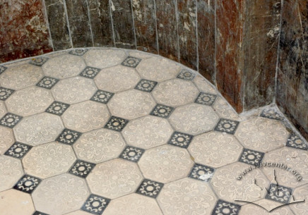 Vul. Bohomoltsia, 15. Tiled floor by the staircase