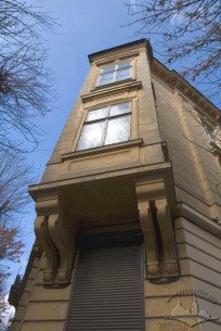 Vul. Bohomoltsia, 15. The bay window at the corner of the building