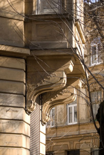 Vul. Bohomoltsia, 15. The corbels supporting the bay window