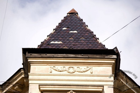 Vul. Bohomoltsia, 15. The uppermost part of the bay window