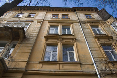 Vul. Bohomoltsia, 10. Part of the lateral facade