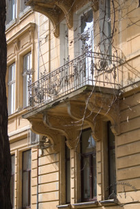 Vul. Bohomoltsia, 10. A 2nd floor balcony on the lateral facade