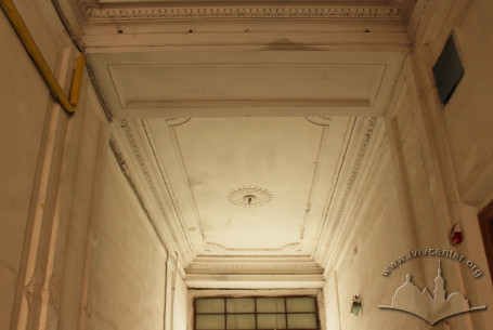 Vul. Bohomoltsia, 1. Ceiling with Neoclassicist decor in the passageway which leads to the building's courtyard