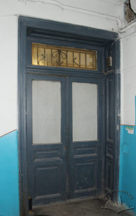 Vul. Bohomoltsia, 1. Authentic doors situated on the ground floor which lead from a corridor to the staircase. The original etched glass is preserved