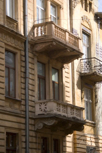Vul. Bohomoltsia, 1. Lateral balconies on the main facade