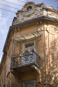 Vul. Bohomoltsia, 11a. A fragment of the corner part of the building