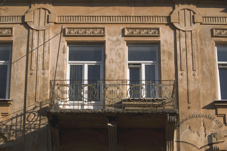 Vul. Bohomoltsia, 11a. A 3rd floor balcony on the lateral facade
