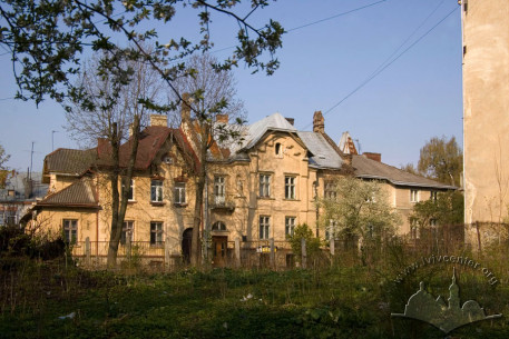 Vul. Kolberga, 6. A view of the building amongst the adjoining townhouses