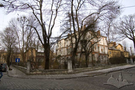 Vul. Kotliarevskoho, 4. A view from the crossing of Kotliarevskoho and Nechuya-Levytskoho streets