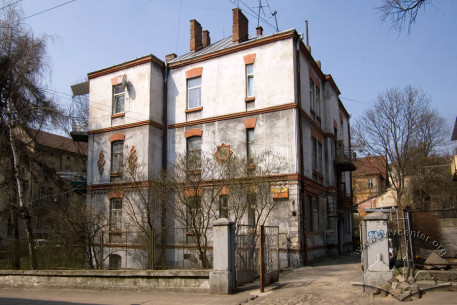 Vul. Kotliarevskoho, 4. A view from the east