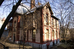 Vul. Nechuya-Levytskoho, 20 – residential building