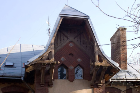 Вул. Нечуя-Левицького, 20. Причілок над ризалітом на північно-західному фасаді