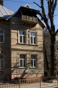Вул. Генерала Чупринки, 19. Ризаліт на головному фасаді