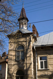 Вул. Генерала Чупринки, 19. Завершення вежички при головному фасаді