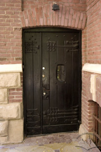 Vul. Kotliarevskoho, 47. The main entrance