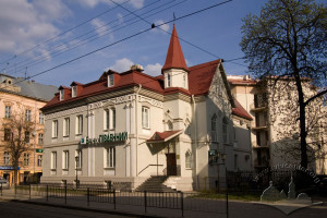 Вул. Генерала Чупринки, 11 – будинок банку (кол. вілла)