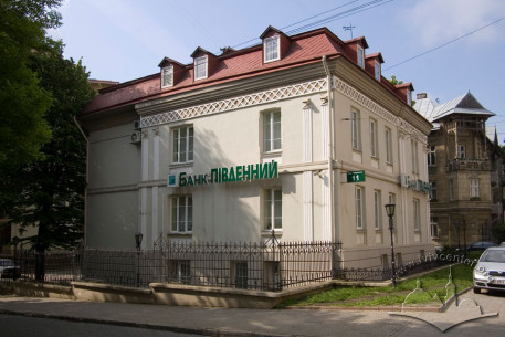 Vul. Henerala Chuprynky, 11. A view from thr north