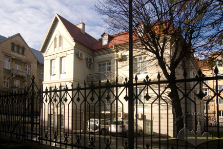 Vul. Henerala Chuprynky, 11. A view from the south