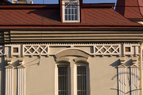 Vul. Henerala Chuprynky, 11. A fragment of the main facade