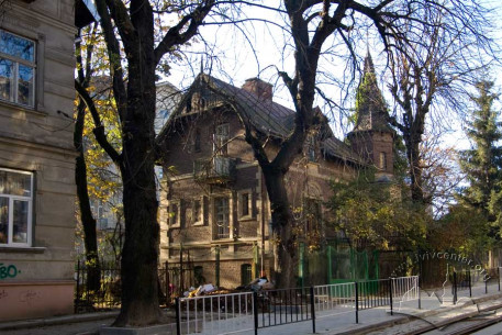 Vul. Henerala Chuprynky, 21. A view from the north