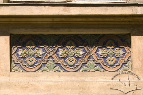 Vul. Henerala Chuprynky, 21. Majolica tiles under 1st floor windows