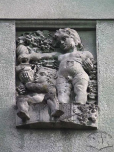 Vul. Zdorovia, 6. Bass relief on the attic