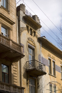 Vul. Bohomoltsia, 3. Part of the main facade