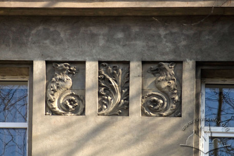 Vul. Kotliarevskoho, 15. Bass-reliefs between 3rd floor windows
