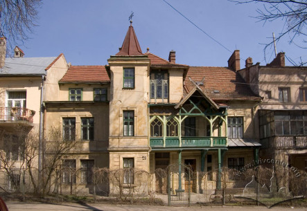 Vul. Kotliarevskoho, 29. The principal (southern) elevation